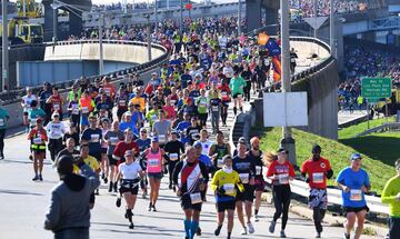 Un gran grupo de participantes cruzan el Verrazano Narrow Bridge durante el Maratón de Nueva York.