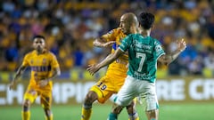 Mexico's Tigres Guido Pizarro (L) vies for the ball with Leon player Victor Davila