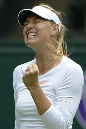 Maria Sharapova reacciona después de ganar un punto en el primer set en el tie-break contra Kristina Mladenovic durante el partido de primera ronda del torneo de tenis de Wimbledon