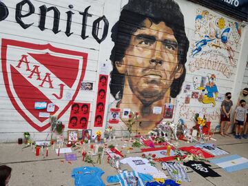 Aficionados se reúnen a las puertas del estadio Diego Armando Maradona, en el barrio de La Paternal.