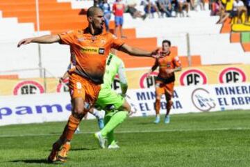 El jugador Angel Barbosa celebra su gol