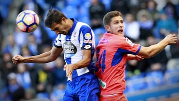 GRA548. A CORU&Ntilde;A, 05/04/2017.- El centrocampista costarricense Deportivo de la Coru&ntilde;a, Celso Borges (i), disputa el bal&oacute;n con el delantero ucraniano del Granada, Artem Kravets (d), durante el encuentro correspondiente a la jornada 30 de Primera Divisi&oacute;n disputado en el estadio de Riazor. EFE/Cabalar