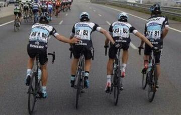 Rigoberto Urán orina en plena carrera