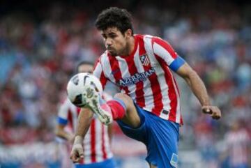 Diego Costa controla un balón.