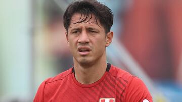 AME7498. LIMA (PER&Uacute;), 11/11/2020.- Fotograf&iacute;a cedida que muestra a Gianluca Lapadula hoy, mi&eacute;rcoles en el &uacute;ltimo entrenamiento de la selecci&oacute;n peruana, en Lima antes de su viaje a Santiago de Chile. La selecci&oacute;n d