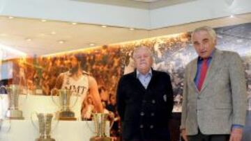 CAMPEONES. Emiliano Rodr&iacute;guez y Clifford Luyk posan delante de las ocho Copas de Europa del Real Madrid, con foto de Llull de fondo.
 