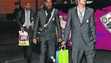 <b>DESEMBARCO. </b>Zé Castro, Bodipo y Manuel Pablo, a la llegada del Deportivo a Madrid.
