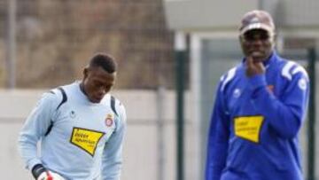 <b>SIGUE LOS PASOS. </b>Tommy N?Kono, en primera línea de imagen, junto a Kameni, su sucesor.