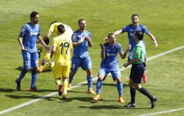 Los jugadores protestan al árbitro Teixeira Vitienes II