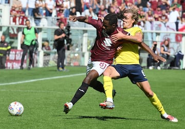 Turin (Italy), 29/09/2024.- Torino's Adrien Tameze (R) and Lazio's Nicolo Rovella in action during the Italian Serie A soccer match between Torino FC and SS Lazio, in Turin, Italy, 29 September 2024. (Italia) EFE/EPA/DI MARCO