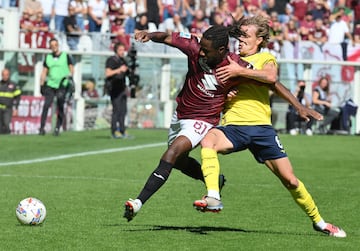 Turin (Italy), 29/09/2024.- Torino's Adrien Tameze (R) and Lazio's Nicolo Rovella in action during the Italian Serie A soccer match between Torino FC and SS Lazio, in Turin, Italy, 29 September 2024. (Italia) EFE/EPA/DI MARCO
