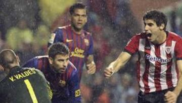 <b>EUFORIA. </b>Javi Martínez celebra el gol que se acaba de marcar Piqué en propia puerta. Era el 2-1..