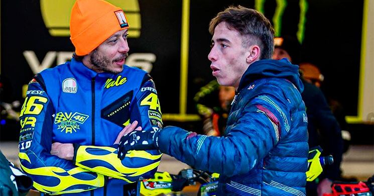 Pedro Acosta habla con Valentino Rossi en su rancho.