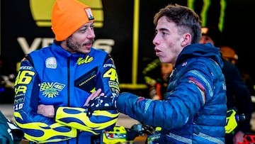 Pedro Acosta habla con Valentino Rossi en su rancho.
