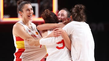 Alba Torrens, Laia Palau y Maite Cazorla, después de ganarle a Serbia.