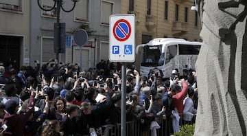 El autobús del Real Madrid llegando al hotel de concentración. 
