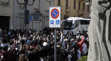 El autobús del Real Madrid llegando al hotel de concentración.