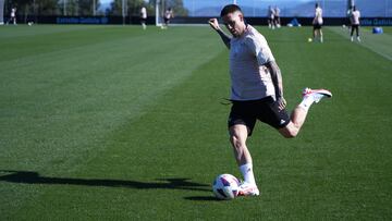 El lateral izquierdo serbio Mihailo Ristic, durante un entrenamiento del Celta.