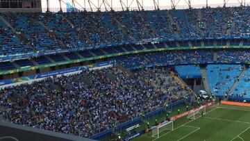 El &#039;10&#039; fue el m&aacute;s vitoreado por los hinchas, mientras el DT recibi&oacute; la reprobaci&oacute;n del estadio donde Argentina buscar&aacute; el pase a cuartos de Copa Am&eacute;rica.