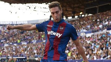 Rubén Rochina se dispone a sacar un córner con el Levante.