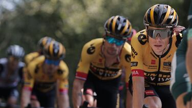 Jonas Vingegaard, con sus compañeros del Jumbo a la espalda.