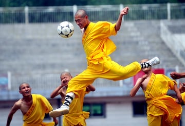 Los monjes Shaolin también disfrutan del fútbol. 