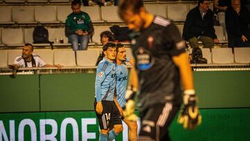 Yoel Rodríguez, portero del Racing de Ferrol, cabizbajo tras encajar un gol contra el Burgos.