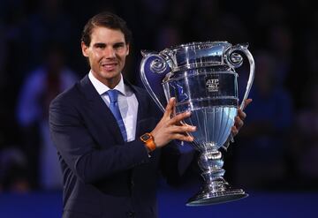 Coartado por las lesiones, uno de los pocos capítulos estadísticos en los que Rafa Nadal, 22 Grand Slams, está lejos de los dos grandes rivales de su carrera es este. Rafa, el tercer número uno español, estrenó esa condición el 18 de agosto de 2008. Entre esa y su última vez al frente (4 de noviembre de 2019) pasaron once años y 168 días. Es uno de los cinco zurdos que han comandado la lista.