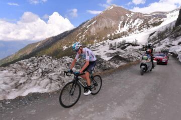 El británico volvió a presentar su candidatura al Giro de Italia con su victoria en el Monte Zoncolan y reventó la carrera en la subida a la Finestre camino de Bardonecchia, donde logró ganar la etapa, para vestirse con la maglia rosa y defender la prenda de los ataques de Dumoulin.