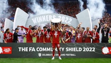 Jordan Henderson, jugador del Liverpool, levanta el trofeo de campe¨®n de la Community Shield.