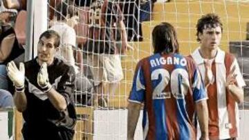 <b>EN TENSIÓN. </b>Gorka Iraizoz exige mayor concentración a sus compañeros ante Riga.