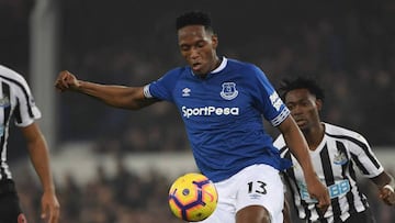 Yerry Mina durante el partido entre Everton y Newcastle en Goodison Park por la Premier League