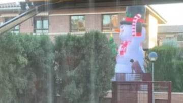 Ven la pedazo decoración navideña de sus vecinos y su reacción es impagable