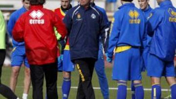 PROBLEMAS. Álvarez, junto a los jugadores en una sesión.