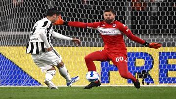 Juventus' Spanish forward Alvaro Morata (L) misses a goal opportunity against Fiorentina's Polish goalkeeper Bartlomiej Dragowski during the Italian Cup (Coppa Italia) semifinal, second leg football match between Juventus and Fiorentina on April 20, 2022 at the Juventus stadium in Turin. (Photo by Marco BERTORELLO / AFP) (Photo by MARCO BERTORELLO/AFP via Getty Images)