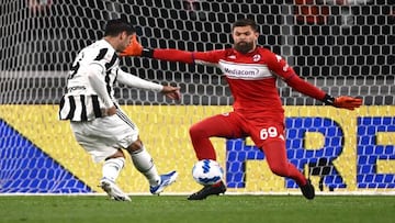 Juventus' Spanish forward Alvaro Morata (L) misses a goal opportunity against Fiorentina's Polish goalkeeper Bartlomiej Dragowski during the Italian Cup (Coppa Italia) semifinal, second leg football match between Juventus and Fiorentina on April 20, 2022 at the Juventus stadium in Turin. (Photo by Marco BERTORELLO / AFP) (Photo by MARCO BERTORELLO/AFP via Getty Images)