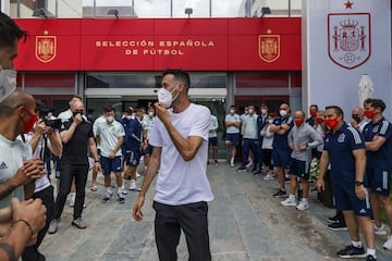 Sergio Busquets regresó ovacionado a la concentración de la selección española en Las Rozas tras su positivo por coronavirus.