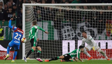 0-3. Contragolpe que inicia Antoine Griezmann, centra de tacón a Ademola Lookman que pasa a la carrera de Pablo Barrios, avanza asiste al delantero nigeriano y dentro del área, recorta y sienta su marca en el césped, busca el hueco y con la izquierda supera Adrián por su palo derecho.