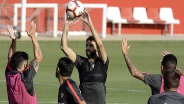 Pareja, en un entrenamiento del Sevilla.