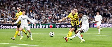 5-2. Hat-trick del brasileño. Vinicius pela, disputa y recupera el balón, se va de su marca y define con la zurda, alto, para superar a Gregor Kobel.