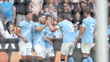WOLVERHAMPTON (United Kingdom), 16/08/2025.- Rayan Cherki of Manchester City (C) celebrates with teammates after scoring the 0-4 goal during the English Premier League match between Wolverhampton Wolves and Manchester City, in Wolverhampton, Britain, 16 August 2025. (Reino Unido) EFE/EPA/ADAM VAUGHAN EDITORIAL USE ONLY. No use with unauthorized audio, video, data, fixture lists, club/league logos, 'live' services or NFTs. Online in-match use limited to 120 images, no video emulation. No use in betting, games or single club/league/player publications.
