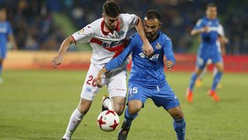 Adri&aacute;n Di&eacute;guez, jugador del Alav&eacute;s, y Molinero, jugador del Getafe, en un partido de LaLiga Santander.