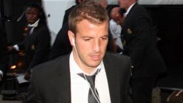 Rafael van der Vaart volvió a quejarse de su suplencia en el Real Madrid. En esta ocasión, lo hizo a través de unas declaraciones que recoge el rotativo Algemeen Dagblad: "Si sigo sin jugar me voy a quedar sin ir al Mundial. Tendré que ver entonces qué hago con mi carrera, quizá sería entonces mejor que me traspasen. Ramos no está conmigo. Soy la mayor víctima de la marcha de Shuster.