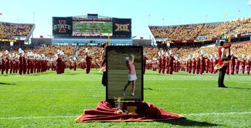 Miles de personas, que abarrotaban el Jack Trice Stadium de la Universidad de Iowa, recordaron a la golfista española asesinada cuando entrenaba el pasado 17 de septiembre. 