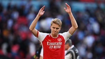 Soccer Football - Community Shield - Manchester City v Arsenal - Wembley Stadium, London, Britain - August 6, 2023  Arsenal's Martin Odegaard celebrates after winning the Community Shield REUTERS/Dylan Martinez