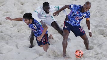 Fútbol playa Fútbol - Copa Mundial de Playa de la FIFA Rusia 2021 - Semifinales - Japón v Senegal - Estadio de fútbol de playa Luzhniki, Moscú, Rusia - 28 de agosto de 2021 Los japoneses Ozu Moreira y Takumi Uesato en acción con Raoul Mendy de Senegal REUTERS / Evgenia Novozhenina