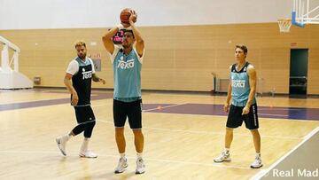Gustavo Ayón, en el entrenamiento del Real Madrid.