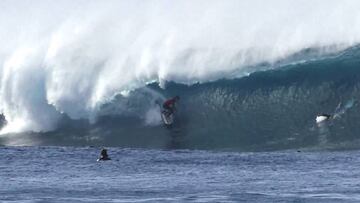 Natxo Gonzalez surfeando un tubo en El Quemao (Lanzarote).