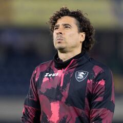 Guillermo Ochoa, relegado a la banca del Salernitana