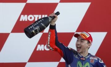 Jorge Lorenzo celebra la victoria de la carrera y el mundial de Moto GP.